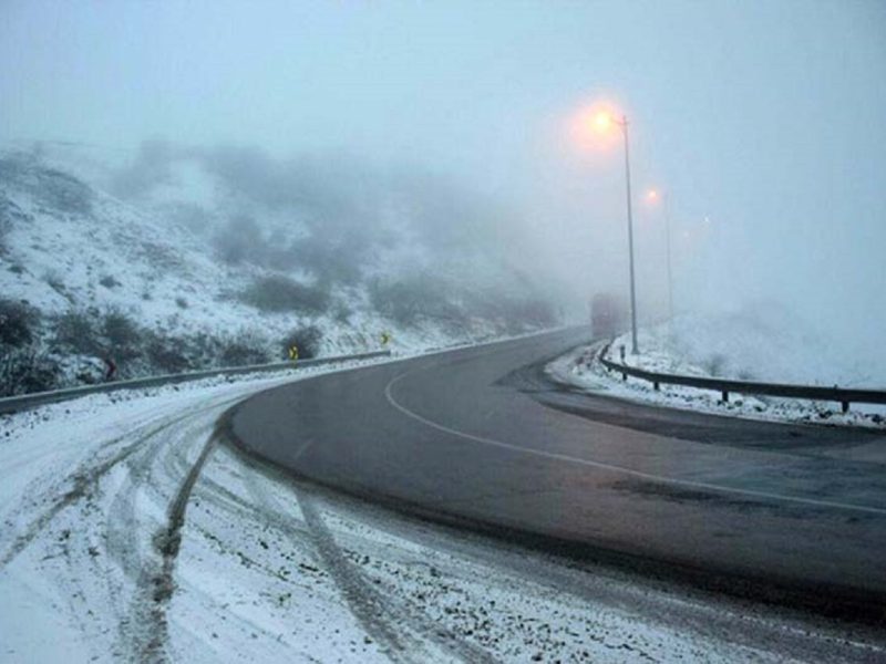 چالوس بسته شد/ بارش برف و باران در جادههای ۱۶ استان